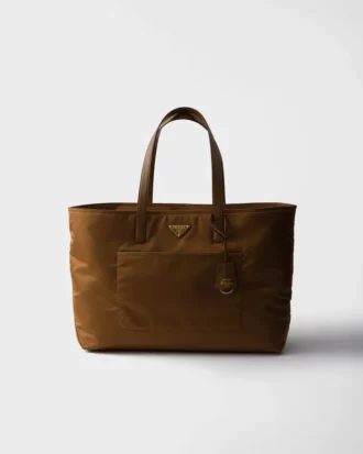Prada Re-Edition 1978 Velká taška z Re-Nylonu a kůže Saffiano
