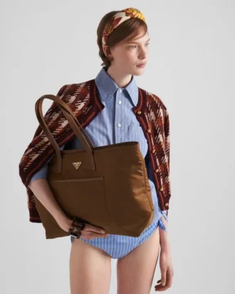 Prada Re-Edition 1978 Velká taška z Re-Nylonu a kůže Saffiano