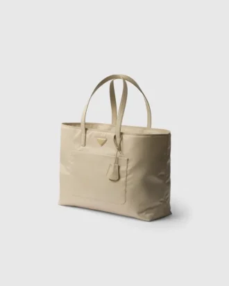 Prada Re-Edition 1978 Velká taška z Re-Nylonu a kůže Saffiano