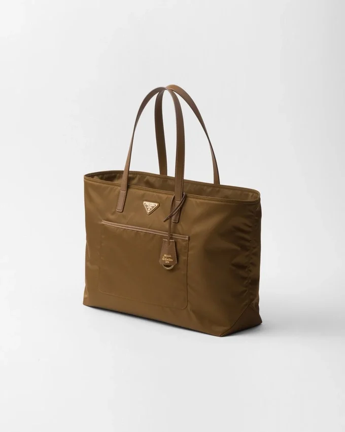 Prada Re-Edition 1978 Velká taška z Re-Nylonu a kůže Saffiano Prada Re-Edition 1978 Velká taška z Re-Nylonu a kůže Saffiano