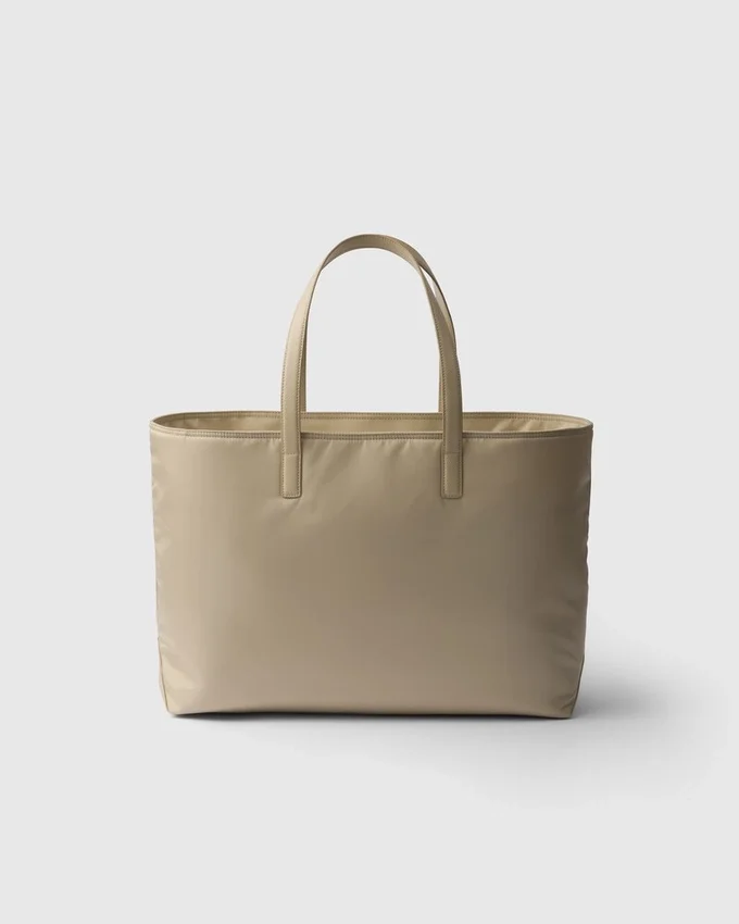 Prada Re-Edition 1978 Velká taška z Re-Nylonu a kůže Saffiano Prada Re-Edition 1978 Velká taška z Re-Nylonu a kůže Saffiano
