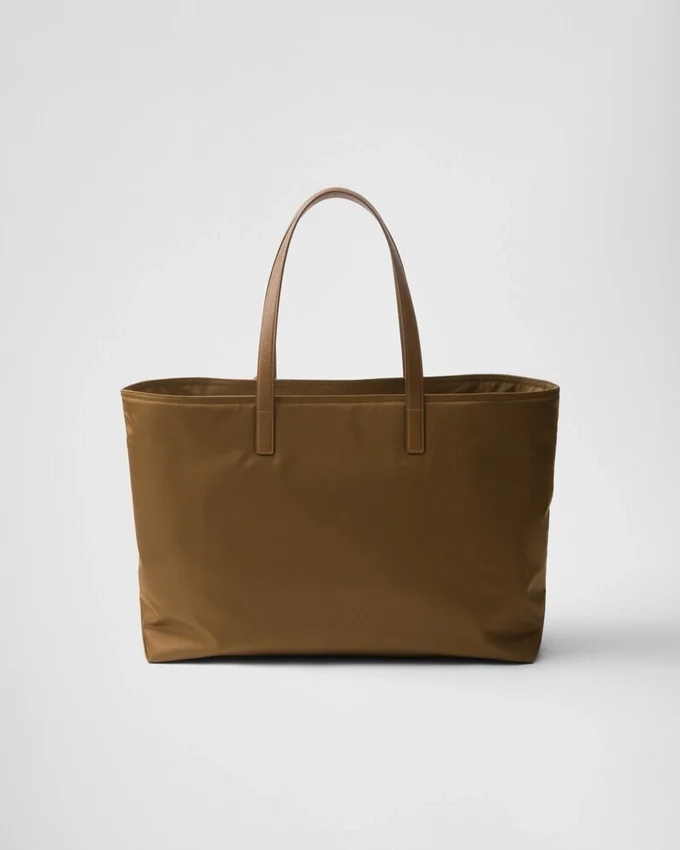 Prada Re-Edition 1978 Velká taška z Re-Nylonu a kůže Saffiano Prada Re-Edition 1978 Velká taška z Re-Nylonu a kůže Saffiano