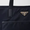 Prada Re-Edition 1978 Velká taška z Re-Nylonu a kůže Saffiano Prada Re-Edition 1978 Velká taška z Re-Nylonu a kůže Saffiano
