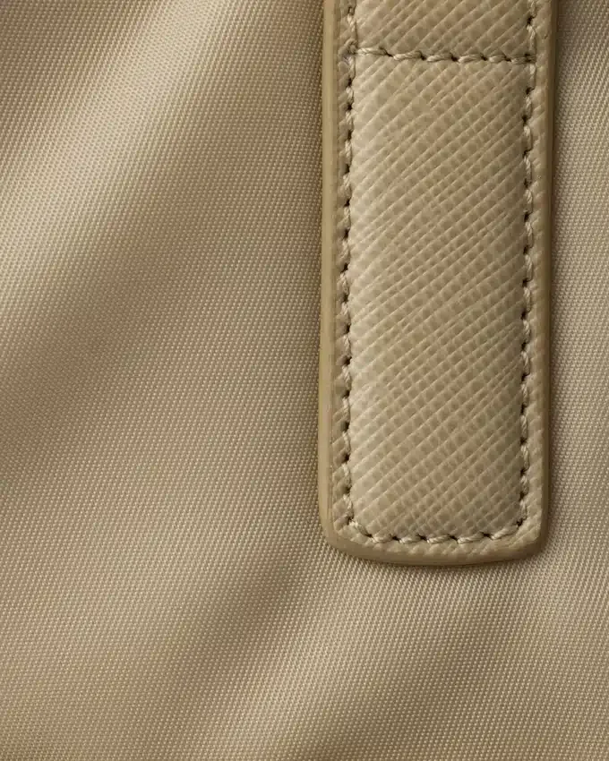 Prada Re-Edition 1978 Velká taška z Re-Nylonu a kůže Saffiano Prada Re-Edition 1978 Velká taška z Re-Nylonu a kůže Saffiano