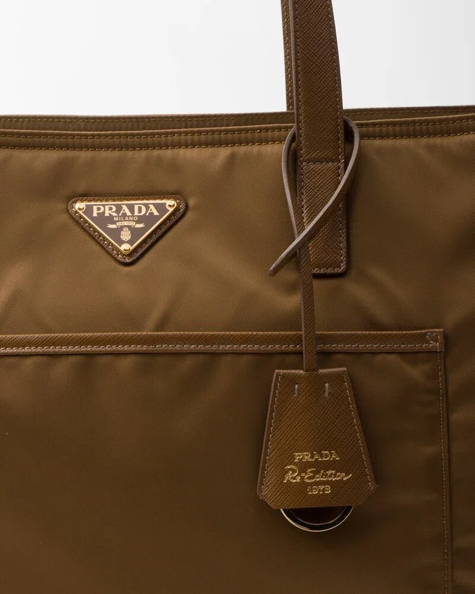 Prada Re-Edition 1978 Velká taška z Re-Nylonu a kůže Saffiano Prada Re-Edition 1978 Velká taška z Re-Nylonu a kůže Saffiano