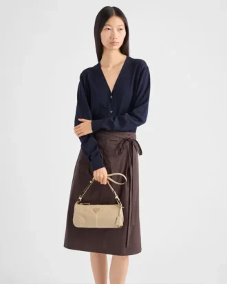 Prada Re-Edition 2002 Středně velká kožená taška přes rameno