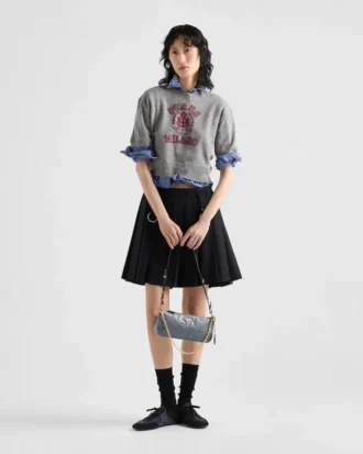 Prada Re-Edition 2002 Středně velká kožená taška přes rameno