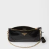 Prada Re-Edition 2002 Středně velká kožená taška přes rameno Prada Re-Edition 2002 Středně velká kožená taška přes rameno