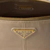 Prada Re-Edition 2002 Středně velká kožená taška přes rameno