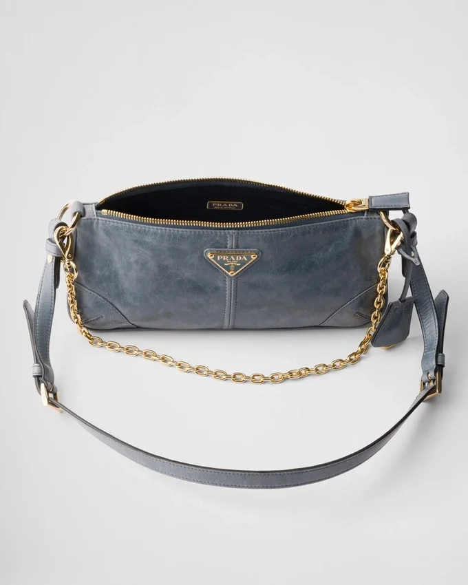 Prada Re-Edition 2002 Středně velká kožená taška přes rameno Prada Re-Edition 2002 Středně velká kožená taška přes rameno