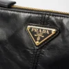 Prada Re-Edition 2002 Středně velká kožená taška přes rameno Prada Re-Edition 2002 Středně velká kožená taška přes rameno