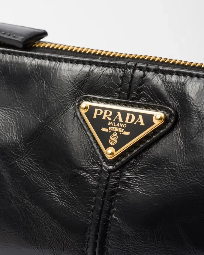Prada Re-Edition 2002 Středně velká kožená taška přes rameno Prada Re-Edition 2002 Středně velká kožená taška přes rameno
