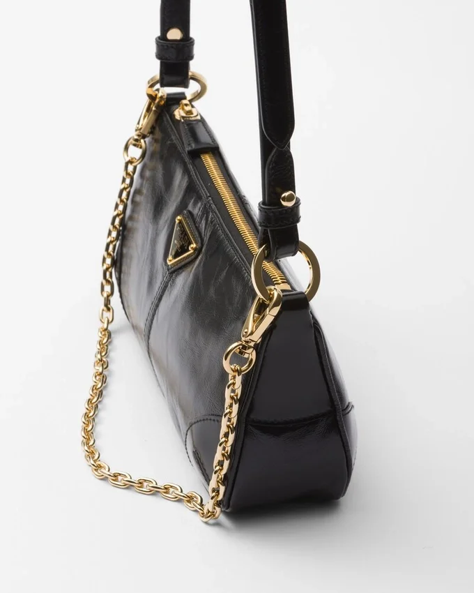 Prada Re-Edition 2002 Středně velká kožená taška přes rameno Prada Re-Edition 2002 Středně velká kožená taška přes rameno