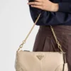 Prada Re-Edition 2002 Středně velká kožená taška přes rameno
