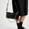 Prada Re-Edition 2002 Středně velká kožená taška přes rameno Prada Re-Edition 2002 Středně velká kožená taška přes rameno