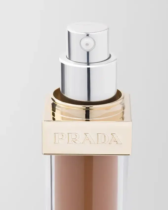 Prada Reveal Skin Optimizing Foundation – Dn75 – Tmavá neutrální Prada Reveal Skin Optimizing Foundation – Dn75 – Tmavá neutrální