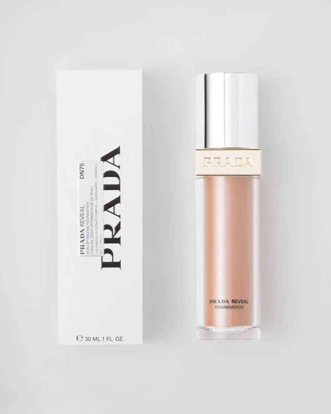 Prada Reveal Skin Optimizing Foundation – Dn75 – Tmavá neutrální Prada Reveal Skin Optimizing Foundation – Dn75 – Tmavá neutrální