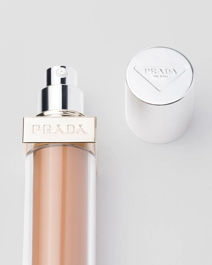 Prada Reveal Skin Optimizing Foundation – Dn75 – Tmavá neutrální Prada Reveal Skin Optimizing Foundation – Dn75 – Tmavá neutrální