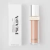 Prada Reveal Skin Optimizing Foundation – Mn60 – Středně neutrální Prada Reveal Skin Optimizing Foundation – Mn60 – Středně neutrální