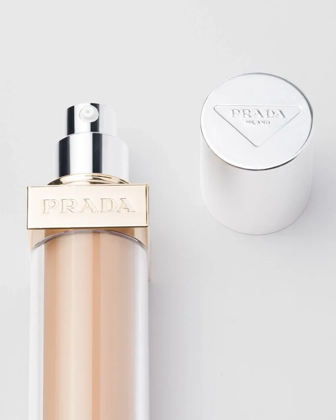 Prada Reveal Skin Optimizing Foundation – Mw40 – Středně teplý Prada Reveal Skin Optimizing Foundation – Mw40 – Středně teplý