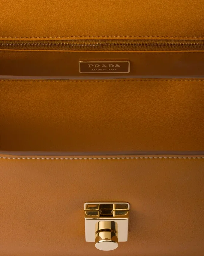 Prada Soft Středně velká kožená taška přes rameno Prada Soft Středně velká kožená taška přes rameno