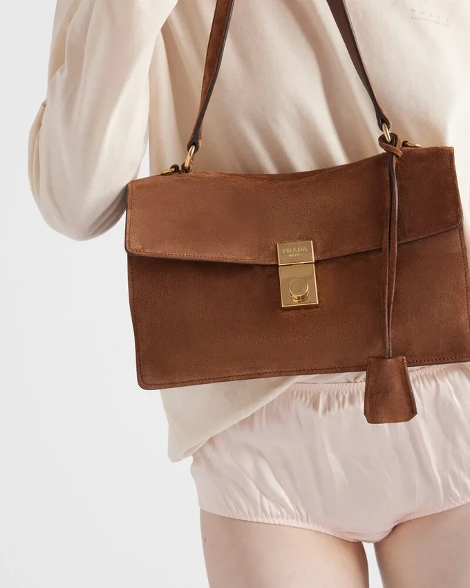 Prada Soft Středně velká semišová taška přes rameno Prada Soft Středně velká semišová taška přes rameno