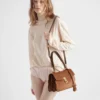 Prada Soft Středně velká semišová taška přes rameno Prada Soft Středně velká semišová taška přes rameno