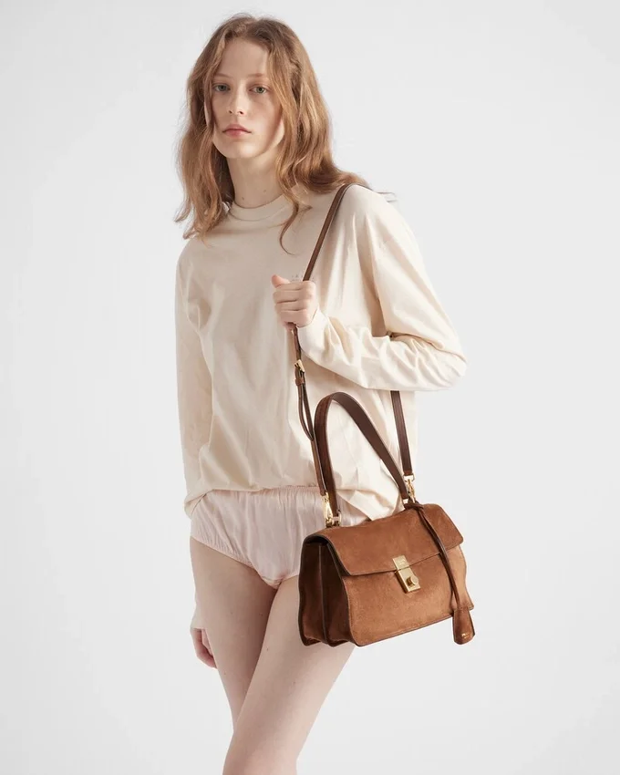 Prada Soft Středně velká semišová taška přes rameno Prada Soft Středně velká semišová taška přes rameno