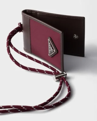 Prada Speedrock – peněženka na karty z Re-Nylonu a kůže s řemínkem