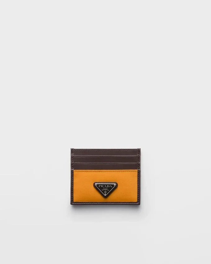 Prada Speedrock Re-Nylon a kožený držák na karty Prada Speedrock Re-Nylon a kožený držák na karty