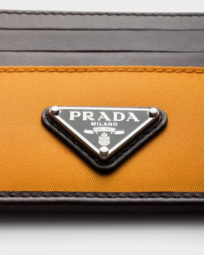 Prada Speedrock Re-Nylon a kožený držák na karty Prada Speedrock Re-Nylon a kožený držák na karty