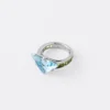 Prsten Couleur Vivante Solitaire – bílé zlato s akvamarínem a peridotem Prsten Couleur Vivante Solitaire – bílé zlato s akvamarínem a peridotem
