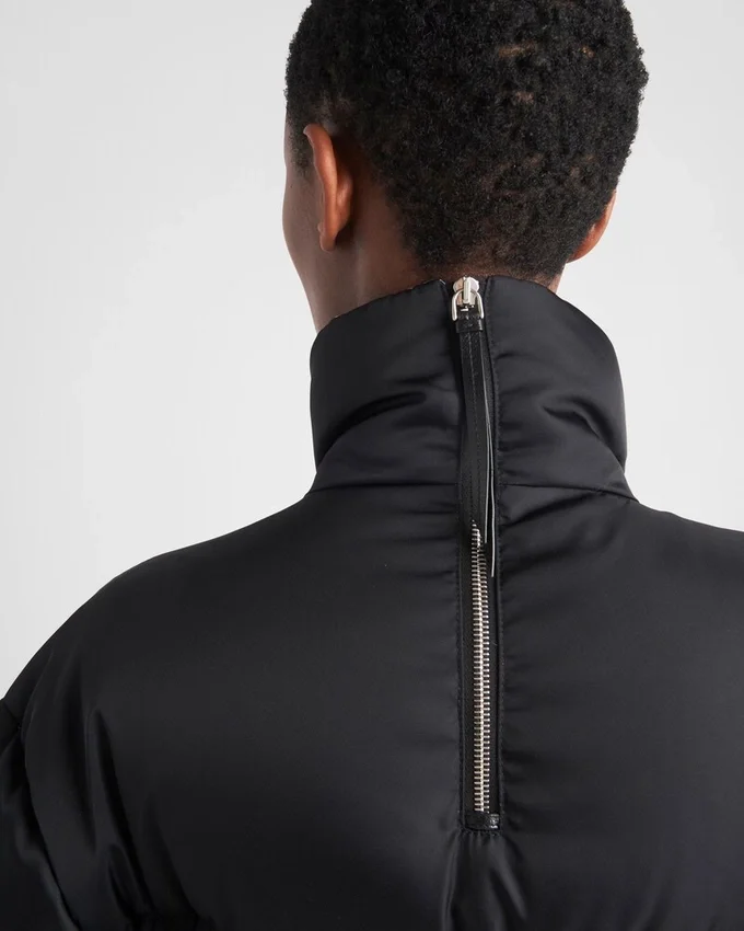 Re-Nylonový kabát s kapucí z gabardínu Re-Nylonový kabát s kapucí z gabardínu