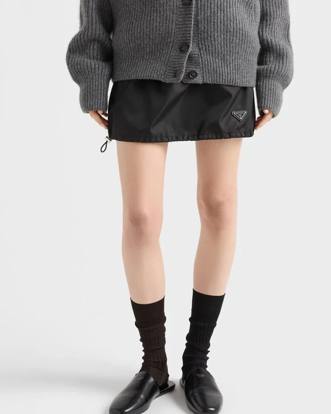 Re-Nylonová minisukně Re-Nylonová minisukně