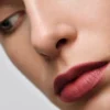 Rtěnka Prada Monochrome Hyper Matte – P59 – Amarena Rtěnka Prada Monochrome Hyper Matte – P59 – Amarena