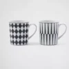 Sada dvou porcelánových hrníčků – šachovnice a pruhy Sada dvou porcelánových hrníčků – šachovnice a pruhy