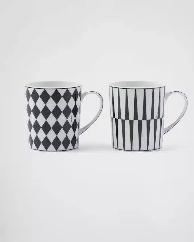 Sada dvou porcelánových hrníčků – šachovnice a pruhy Sada dvou porcelánových hrníčků – šachovnice a pruhy