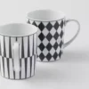 Sada dvou porcelánových hrníčků – šachovnice a pruhy Sada dvou porcelánových hrníčků – šachovnice a pruhy