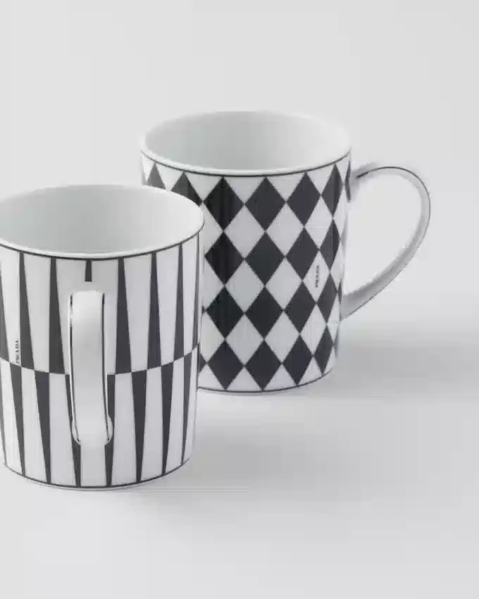Sada dvou porcelánových hrníčků – šachovnice a pruhy Sada dvou porcelánových hrníčků – šachovnice a pruhy