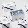 Sada dvou porcelánových hrníčků – šachovnice a pruhy Sada dvou porcelánových hrníčků – šachovnice a pruhy