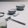 Sada dvou porcelánových lžiček – šachovnicový vzor Sada dvou porcelánových lžiček – šachovnicový vzor