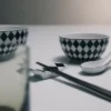 Sada dvou porcelánových misek na rýži nebo cereálie – šachovnicový vzor Sada dvou porcelánových misek na rýži nebo cereálie – šachovnicový vzor