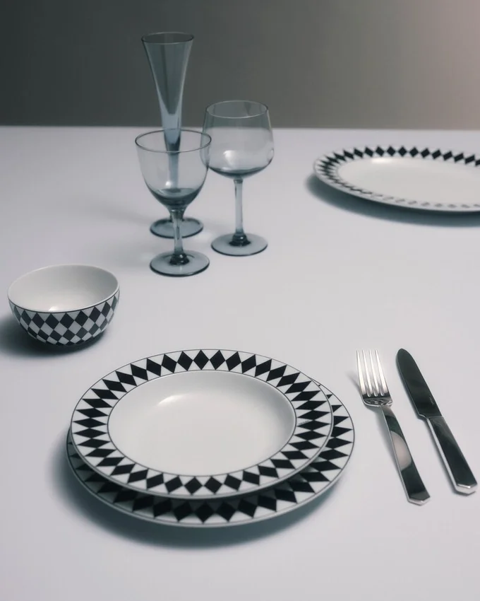 Sada dvou porcelánových polévkových talířů – šachovnice Sada dvou porcelánových polévkových talířů – šachovnice