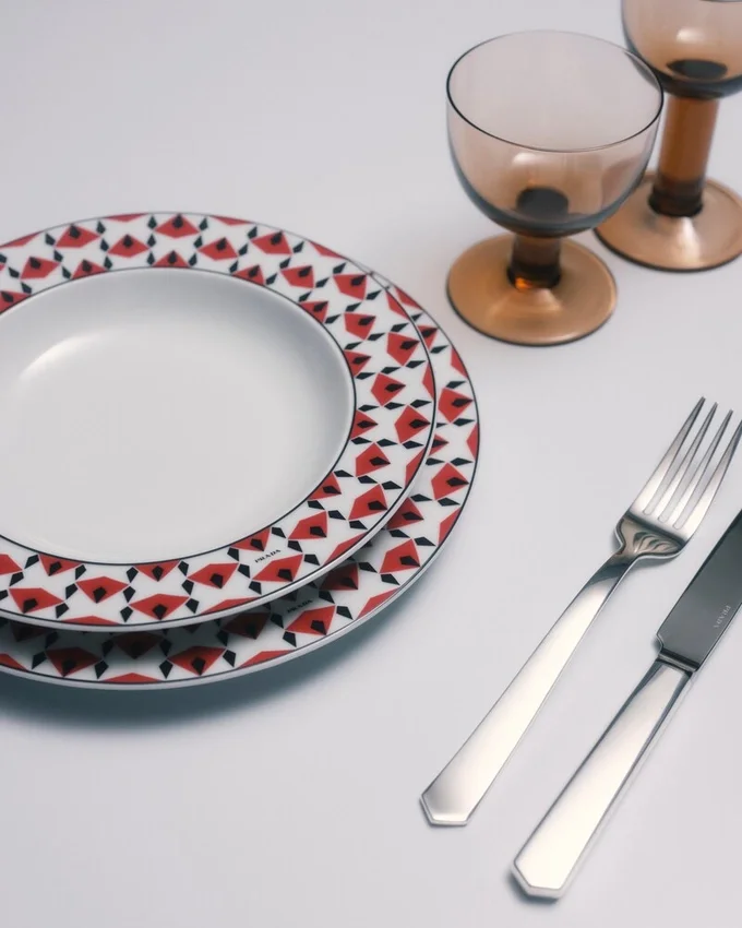Sada dvou porcelánových polévkových talířů – Vienna Red Sada dvou porcelánových polévkových talířů – Vienna Red