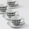 Sada čtyř porcelánových šálků na espresso – šachovnicový vzor Sada čtyř porcelánových šálků na espresso – šachovnicový vzor