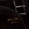 Semišová taška Prada Buckle s páskem Semišová taška Prada Buckle s páskem
