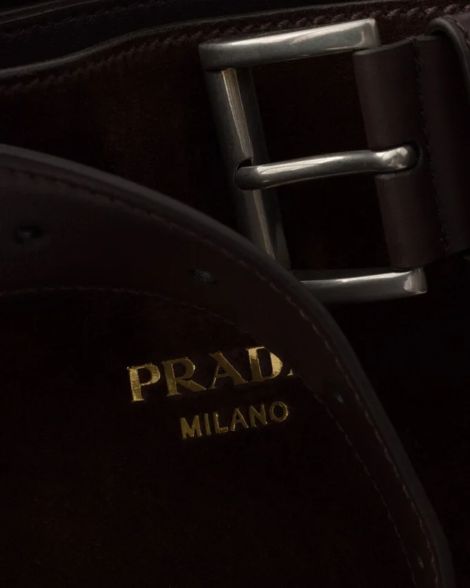 Semišová taška Prada Buckle s páskem Semišová taška Prada Buckle s páskem