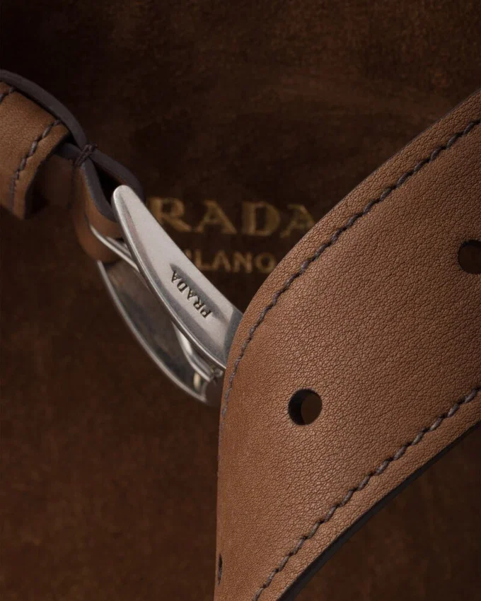 Semišová taška Prada Buckle s páskem Semišová taška Prada Buckle s páskem