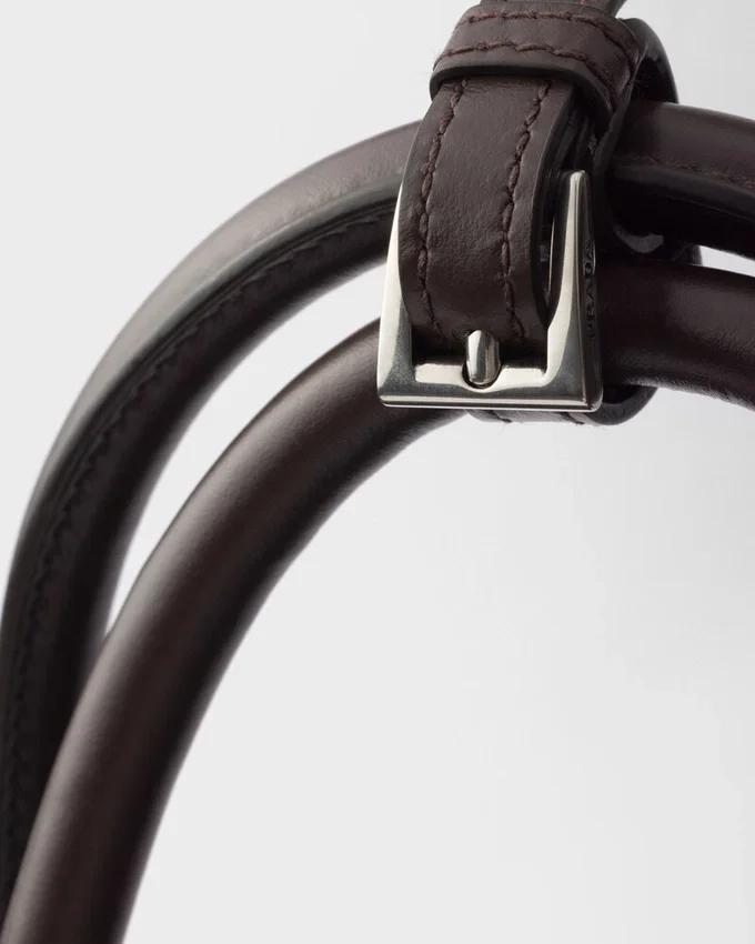 Semišová taška Prada Buckle s páskem Semišová taška Prada Buckle s páskem