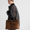 Semišová taška Prada Buckle s páskem Semišová taška Prada Buckle s páskem